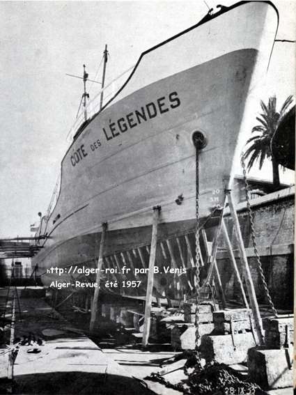 Remise en état, dans le petit bassin de radoub, du bas de l'étrave d'un cargo.