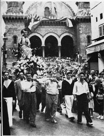 après-midi, la procession en l'honneur de Saint-Pierre se formait à 15 heures 30, place Cardinal Lavigerie 