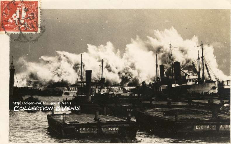 Carte-photo écrite : " Une photo de la tempête subie le samedi à 15 heures, le 12 décembre 1931.Avec une grosse bisette» Adressée à Paris. Photo P.Raynal