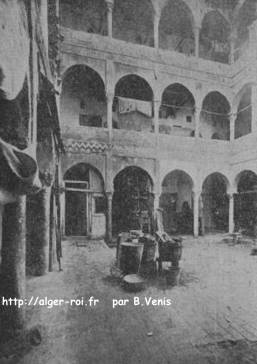 «La Cour des Miracles», rue de la Marine, non loin de la «Mosquée de la Pêcherie».