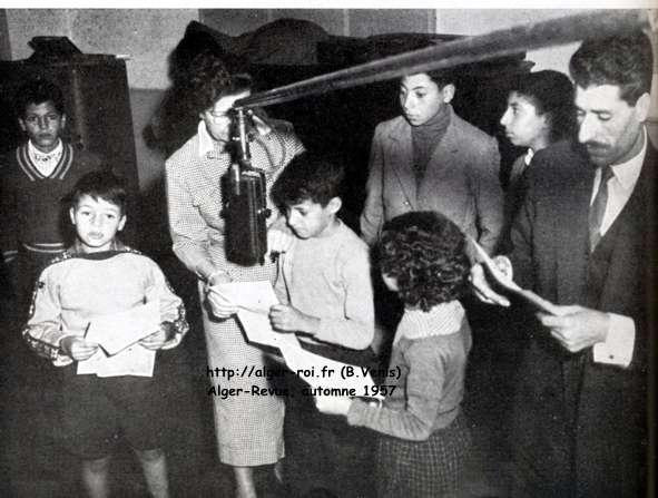 aux studios de la rue Berthezène, quelques éléments de la jeune formation répétant sous la maternelle direction de mme Laffage. 