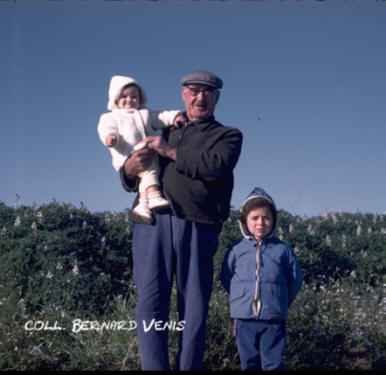 pépé et deux de ses petits-enfants.