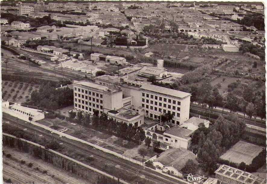 Vue aérienne sur les moulins Esclapez et la ville