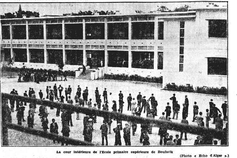 Cour intérieure de l'école primaire supérieure de Boufarik...