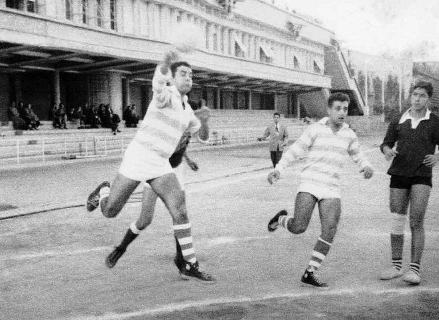 Séniors du RUA en maillot cerclé bleu et blanc contre l'OBO (Olympique de Bab-el-Oued) en maillot foncé .