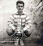 Alain Petit, capitaine de l'Équipe de Handball des Cadets du RUA, avec  la Coupe de Champion d'Alger en juin 1961 .