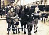 Jean Bourrat (l'aîné), Henri Bourrat (le benjamin, expéditeur de la photo), leur mère Joséphine avec leur beau-père, et Marcel Bourrat le cadet.