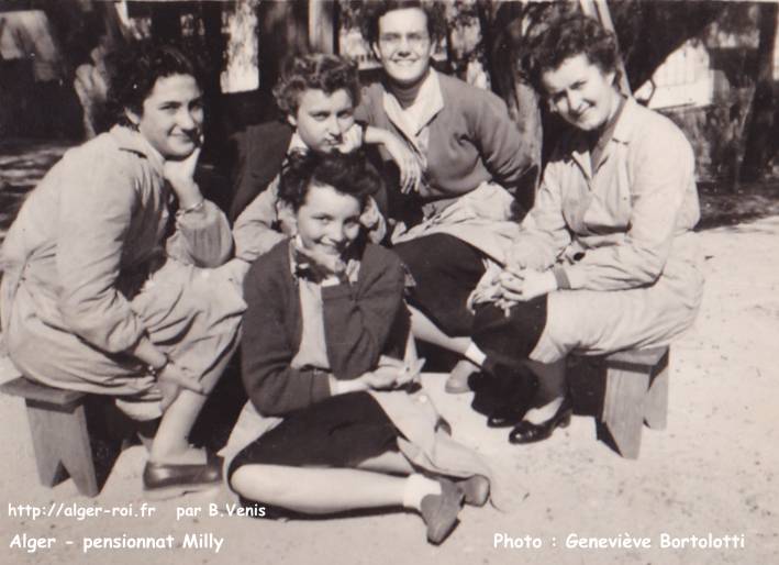 Récréation dans les jardins de Milly : un groupe d'Internes - 1952