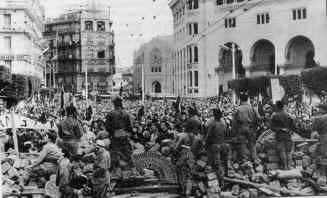 La foule vient soutenir les insurgés