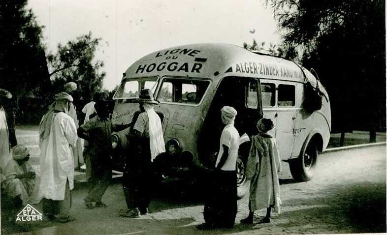 AIN SALAH - Ligne du HOGGAR - Arrivée du car du Souda