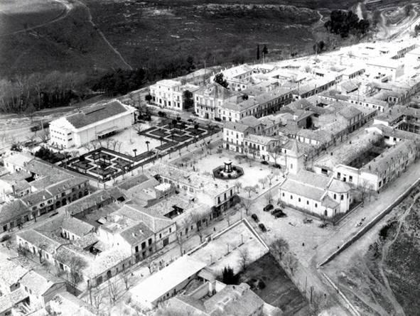 Cette photo des années 1930 (voir les voitures garées près de l'église) donne l'impression d'un centre plutôt prospère