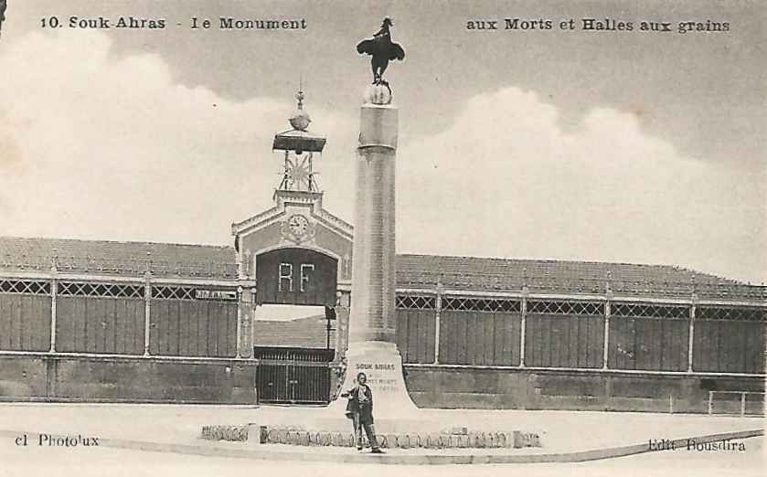 Le monument aux Morts et halles aux grains