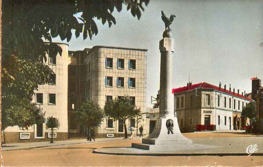 Le monument aux Morts et halles aux grains