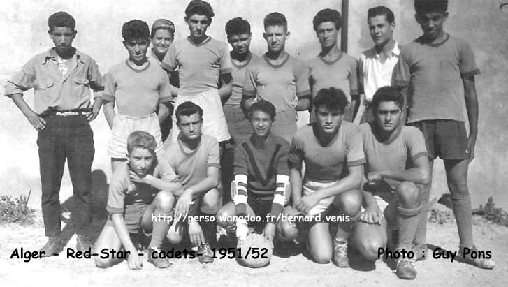 Photo des cadets prise sur le stade de l ' USM Blida année 1951/1952