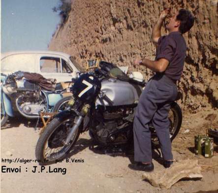 Photo de Robert Assante préparant sa Norton Manx pour le GP de Staouéli le 2 octobre 1960.