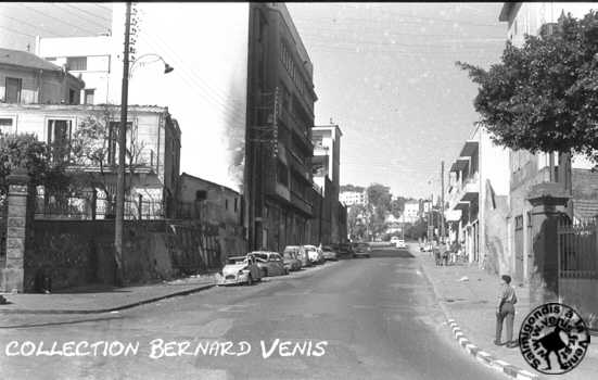 Le bd Maréchal Joffre, mai/juin 1962. Un camion-citerne a été "stroungué", la rue, les véhicules se sont enflammés