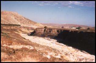 Le lit de l'oued est profondément encaissé