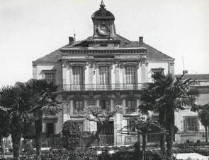 La mairie et la poste sur sa droite