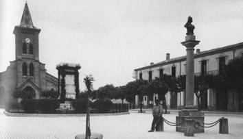 La place Thiers avec l'église, la monument aux morts