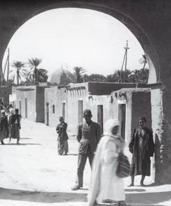 l'arc sous lequel il fallait passer pour pénétrer dans la rue des " Ouled-Naïl "