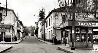 Le haut de la rue Gambetta avec la même boulangerie Bosc à gauche et la place à droite à 30 ou 40 ans d'intervalle