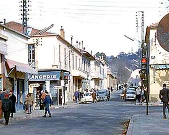 Le haut de la rue Gambetta avec la même boulangerie Bosc à gauche et la place à droite à 30 ou 40 ans d'intervalle