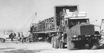 L'année suivante c'est un camion Unic qui achemine à Edjeléh un derrick non démonté. Bien sûr Renault et Saviem 