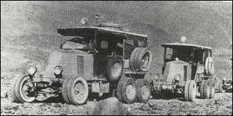 Deux des six-roues Renault de la mission Schwob entre Beni-Abbès et Adrar. 