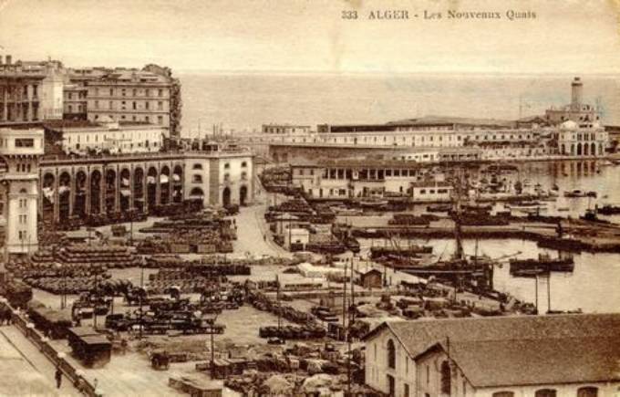 Avant la construction des hangars, amoncellement de marchandises entre les deux voies de l'embranchement des CFRA 