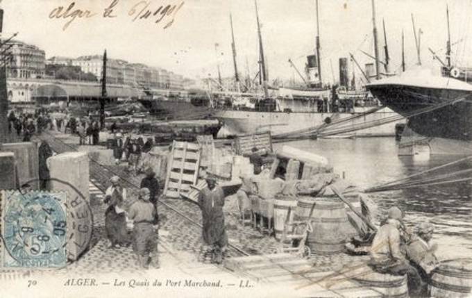 Entassement de marchandises diverses près de la voie CFRA sur le quai du port marchan