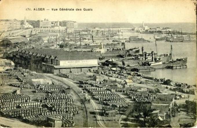 Avant 1907, la voie des CFRA longeant les hangars-abris de la Chambre de Commerce 