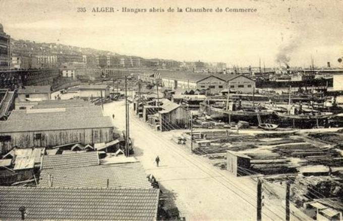 Entre les nouveaux hangars-abris de la Chambre de Commerce et le bastion XV, la voie principale des C.F.R.A., longeant les chantiers de construction, 