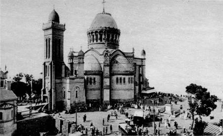 L'esplanade de la Basilique de Notre-Dame d'Afrique