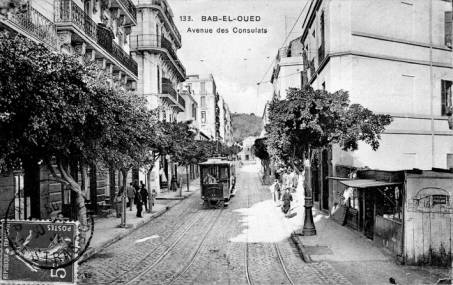 L'avenue des Consulats à Bab-el-Oued : au fond, l'hôpital du Dey 