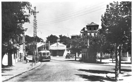 Trolleybus Vetra CS60 au terminus, place de Bouzaréa 