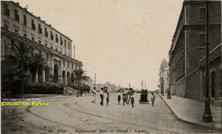 Provenant du boulevard Amiral Pierre, les voies des CFRA viennent longer, au niveau de la place Bab-el-Oued (Place Jean Mermoz), celles des TA qui passent par la rue Bab-el-Oued (carte postée en 1910).
