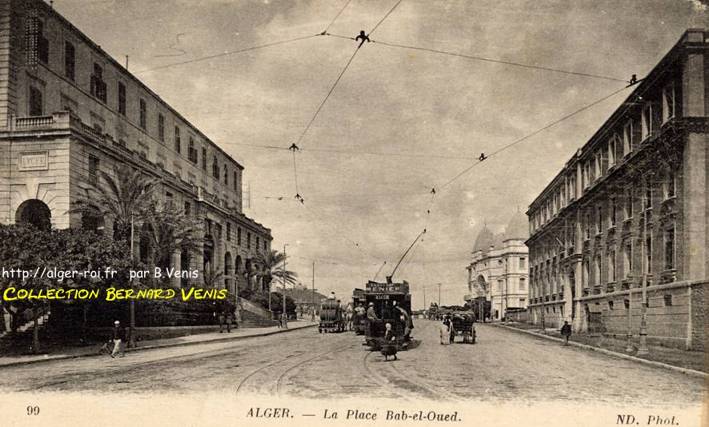 Place Bab-el-Oued, une motrice Walker des CFRA, en provenance du boulevard Amiral Pierre passe entre le lycée et la caserne 