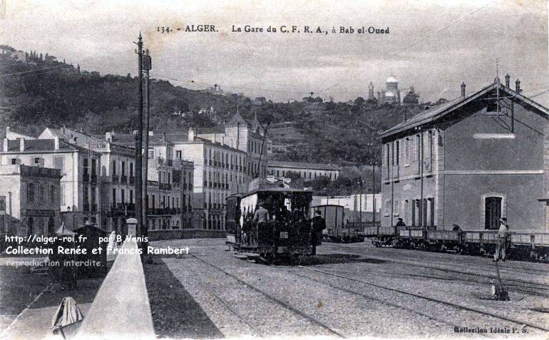 En gare de Bab-el-Oued, une motrice, avec la remorque n°116, des CFRA chemine sur ses voies, parallèles sur quelques centaines de mètres, à celles du réseau vapeur (carte postée en 1909).