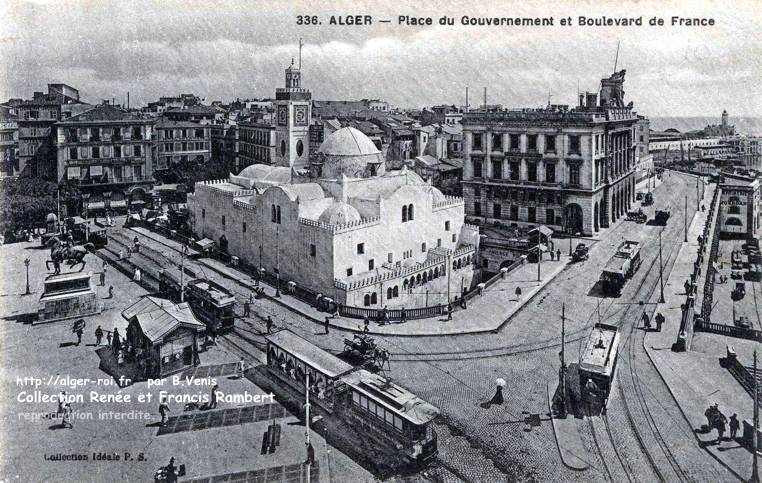 De l'autre coté de la place du Gouvernement, affluence d