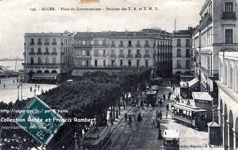 La place du Gouvernement avec les TMS, à droite, et les TA, à gauche, (carte postée en 1910). Les CFRA (non visibles sur cette carte) sont de l'autre coté de la place, vers la mosquée