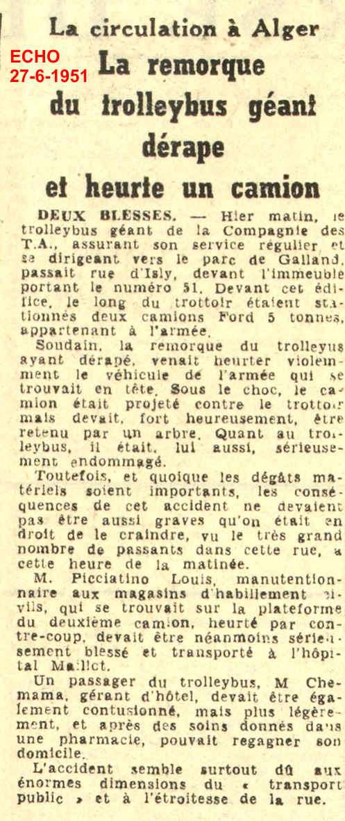 La remorque du trolleybus géant dérape et heurte un camion 