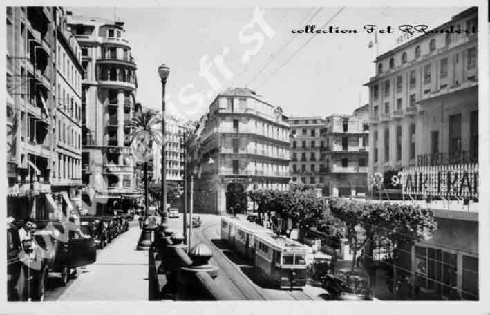 Un tram rue Alfred Lelluch, devant Aletti et Nouvelle Mairie