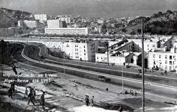 Partie Ouest : l'autoroute à deux niveaux descend vers Saint-Eugène (vue du Climat de France) 