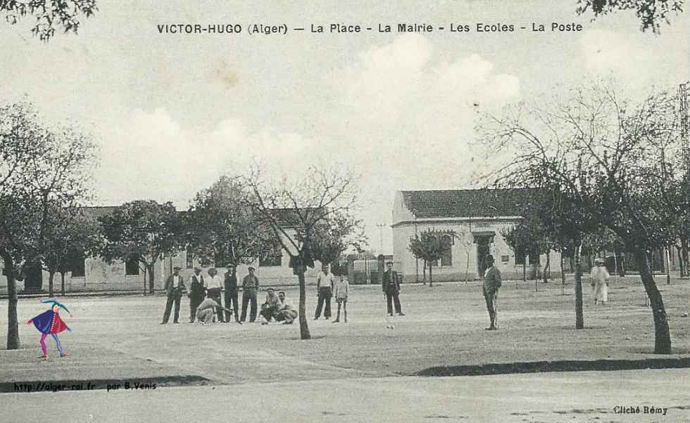 Place, mairie, écoles et poste. 