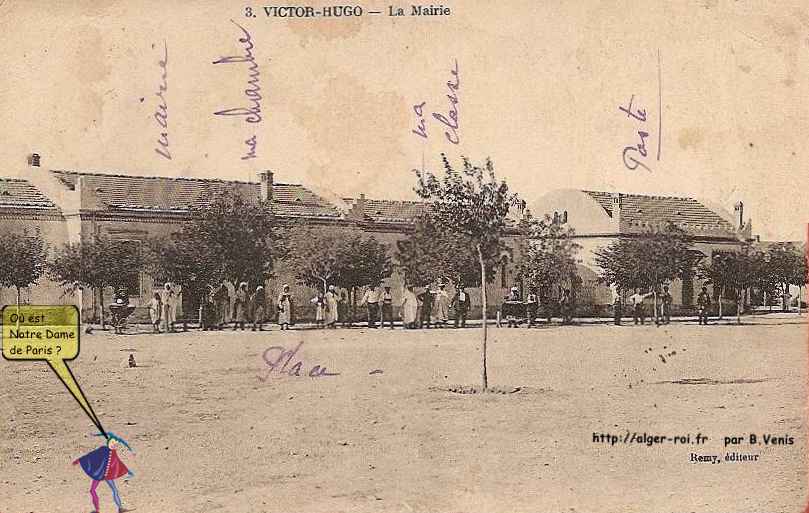 Place, mairie, écoles et poste. 