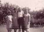 Gà D : Henriette Simone Brunet(2) etMarceline(4), mère de Viviane