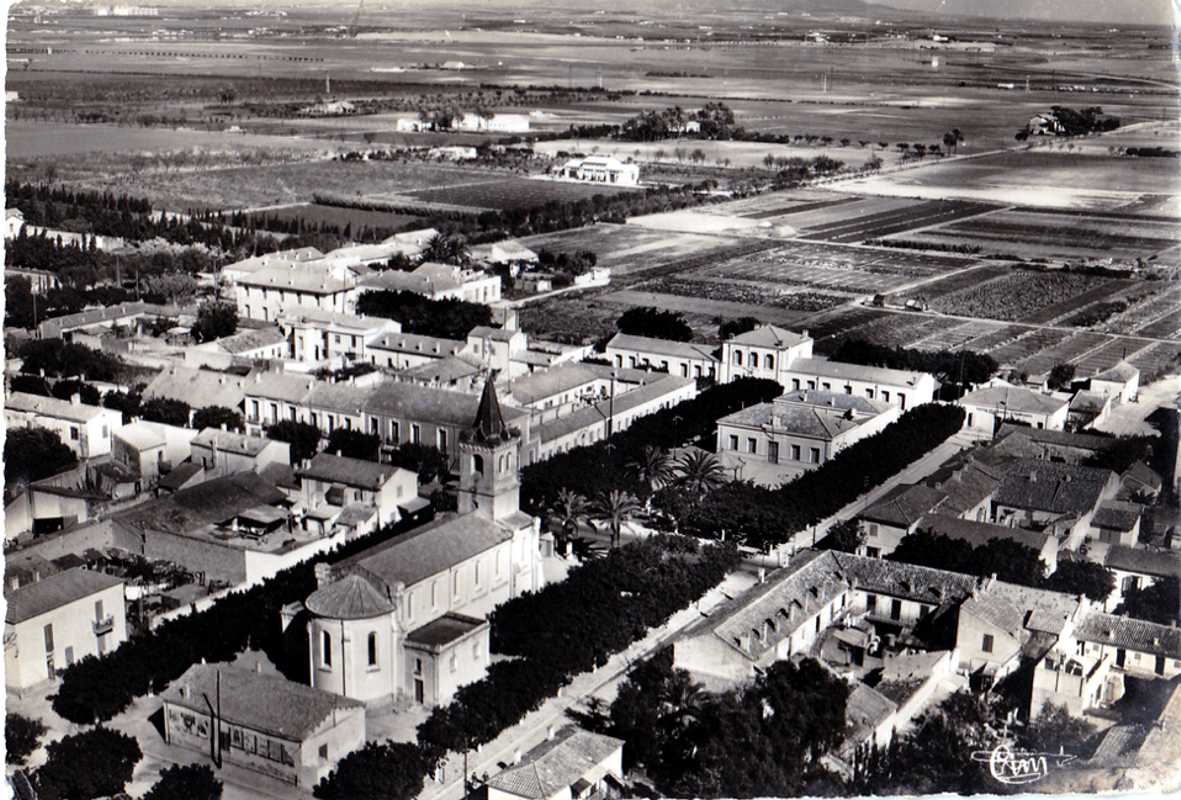 vue générale aérienne,la senia,eglise et centre