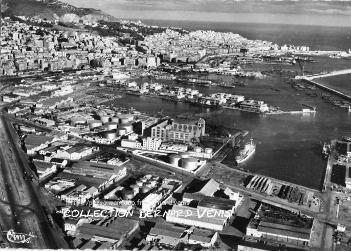 Panoramique sur l'ensemble du portDans le fond, la Casbah.