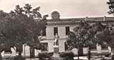 La place, le Monument aux Morts, le groupe scolaire