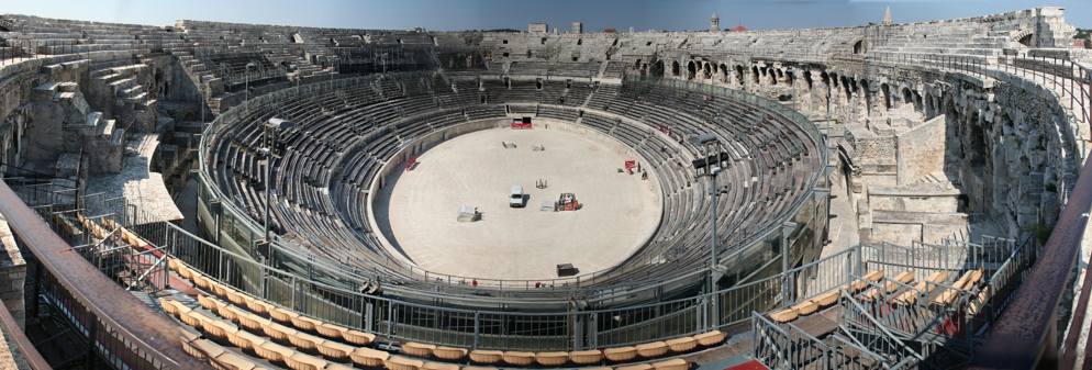 Nîmes , les arênes